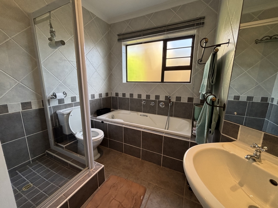 To Let 3 Bedroom Property for Rent in Summerstrand Eastern Cape